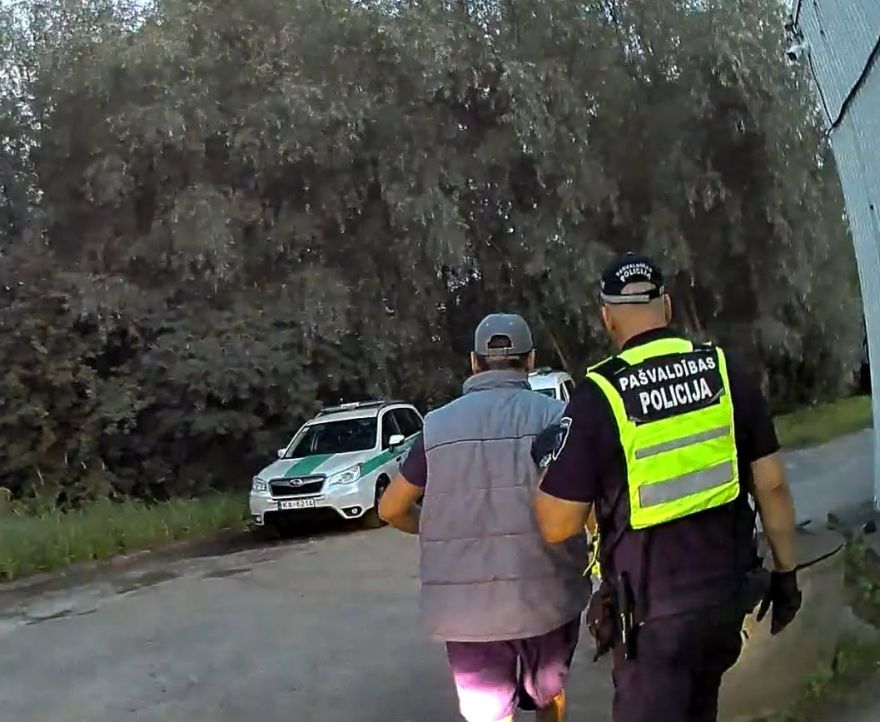 Ādažu policija notver vīrieti, kuru meklēja vairākos Valsts policijas iecirkņos
