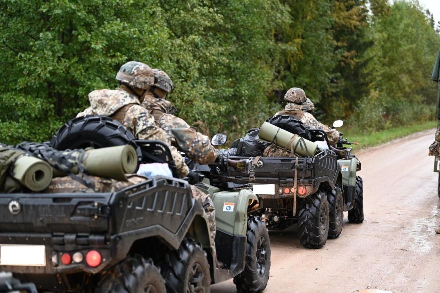 Ādažu poligonā notiek Zemessardzes mācības; pa ceļiem pārvietosies militārā tehnika
