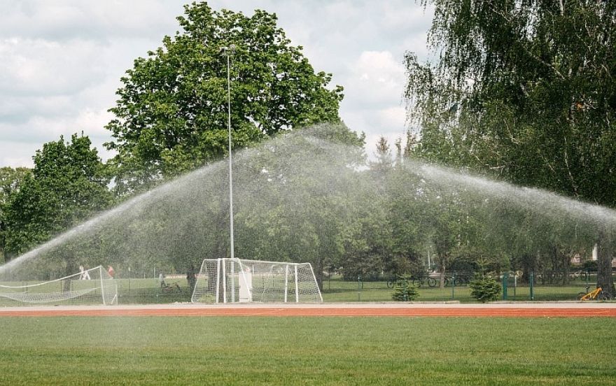 Ādažu stadiona futbola laukumā ierīkota automātiskās laistīšanas sistēma