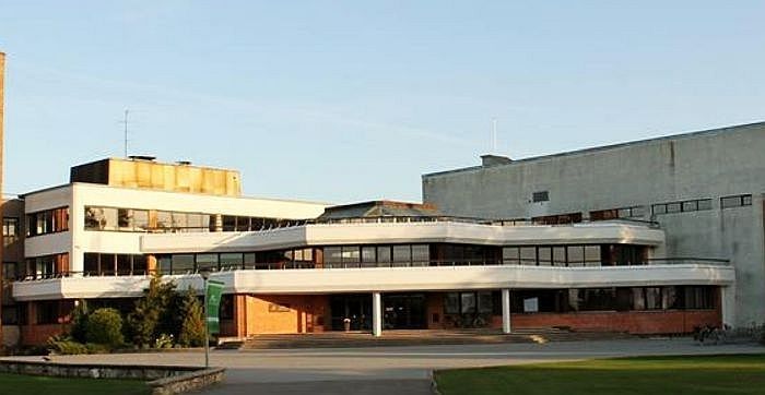 Ādažu vidusskolā Covid-19 pozitīvu gadījumu dēļ visām vecākajām klasēm divas nedēļas būs attālinātas mācības