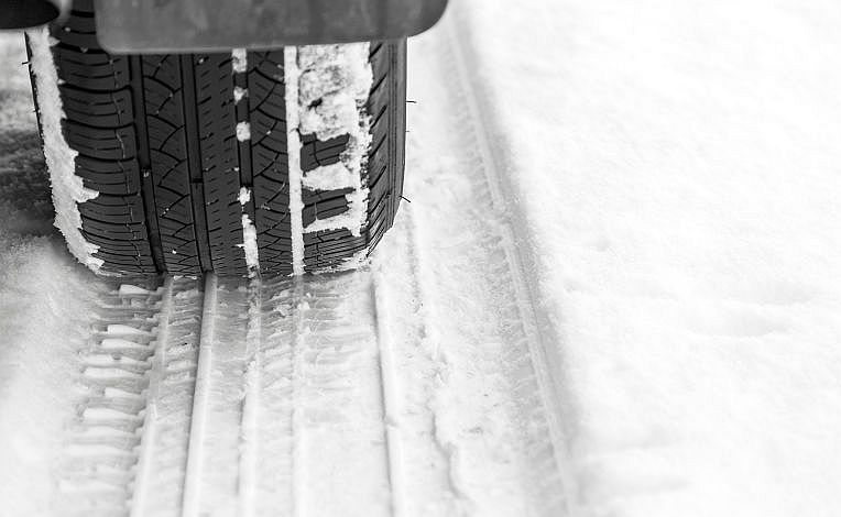 Aicina aprīkot transportu ar ziemas riepām, arī satiksmes autobusus un kravas auto
