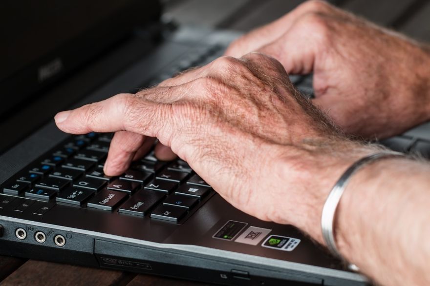 Aicina atbalstīt bezmaksas digitālo izglītību senioriem