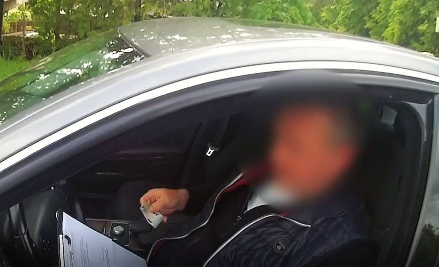 Aizturēts vīrietis, kurš pārsniedz atļauto braukšanas ātrumu un policistam dod kukuli