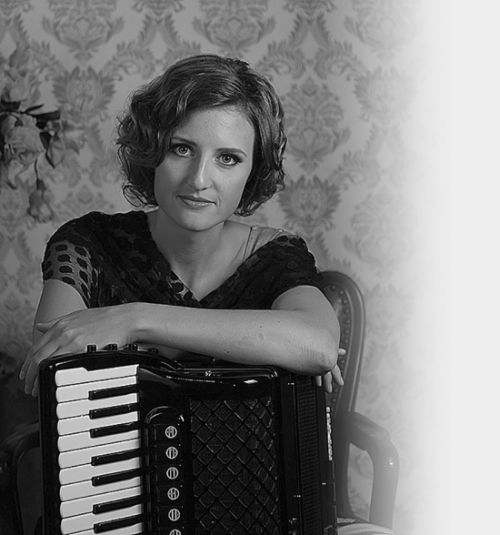 Akordeoniste Evita Dūra iesaka doties uz mežu. 10 ekspresjautājumi