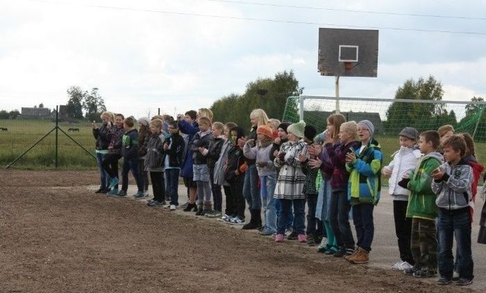 Allažniekiem iespēja nodoties fiziskām aktivitātēm jaunajā sporta laukumā