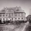 Attēls rakstam: Allažu pamatskolai – 100; skolas celtniecības stāsts