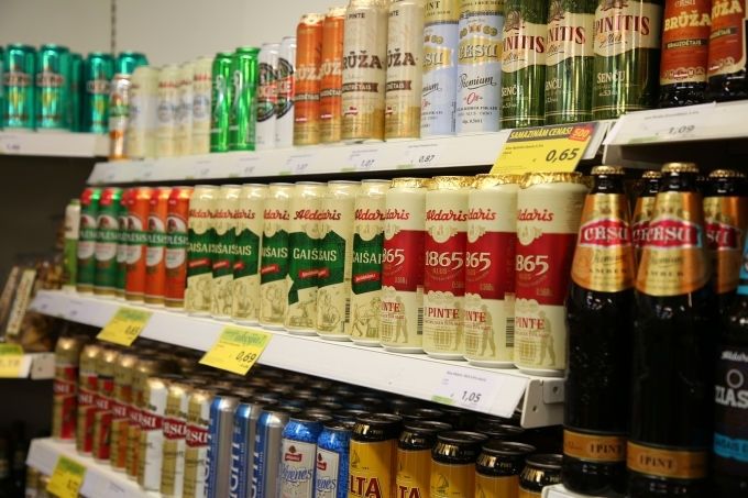 Alus ražotāji: Pieprasījuma pēc alus dēļ daļai Latvijas ražotāju jau iztukšotas noliktavas