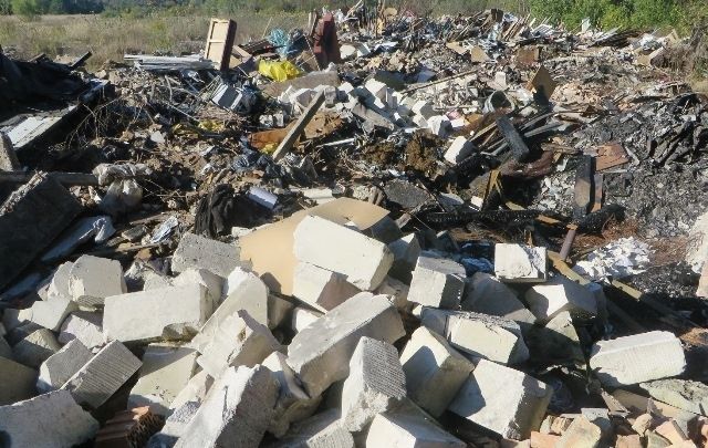 Amatnieku nelegālā izgāztuve nekustas ne no vietas