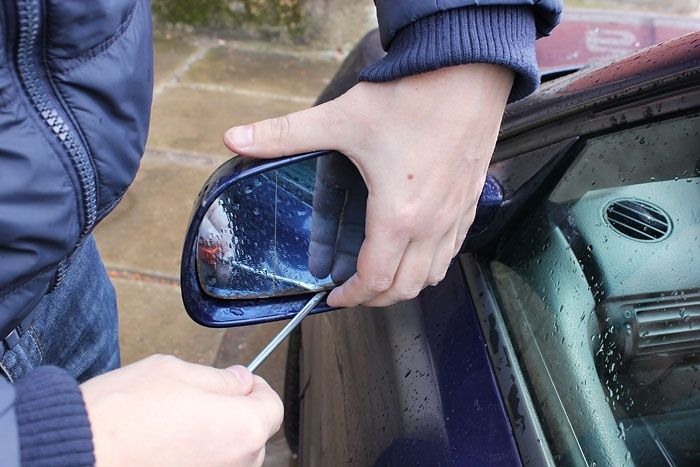 Apsargs policijai palīdz Ulbrokā aizturēt automašīnu apzadzējus