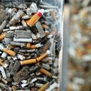 Attēls rakstam: Aptauja: 27% smēķētāju mēdz izmest cigarešu izsmēķus notekā, aprakt tos smiltīs vai sniegā