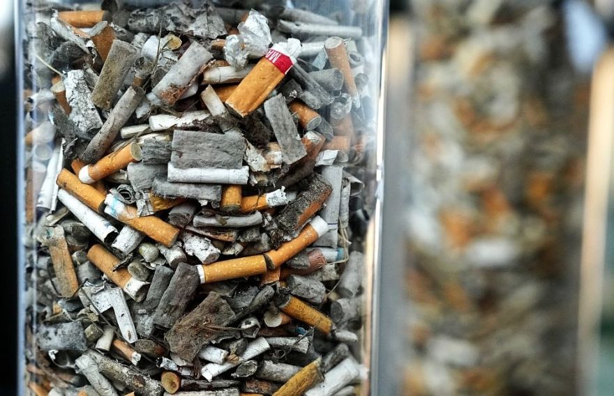 Aptauja: 27% smēķētāju mēdz izmest cigarešu izsmēķus notekā, aprakt tos smiltīs vai sniegā