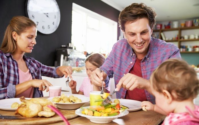 Aptauja: 40% iedzīvotāju šogad apņēmušies vairāk laika pavadīt ar ģimeni