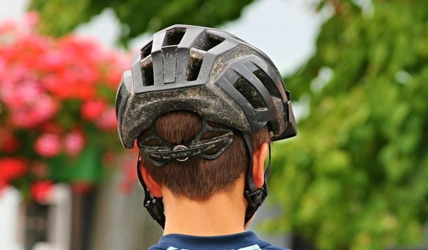 Aptauja: 68% Latvijas velosipēdistu un skrejriteņu vadītāju pārvietojas bez ķiveres