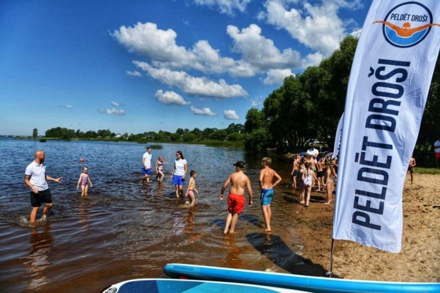 Aptauja: 71% Latvijas iedzīvotāju peldētprasme ir nepietiekama