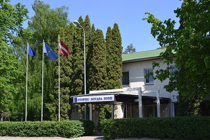 Aptauja: Ar savas pašvaldības darbu apmierināta puse Latvijas iedzīvotāju