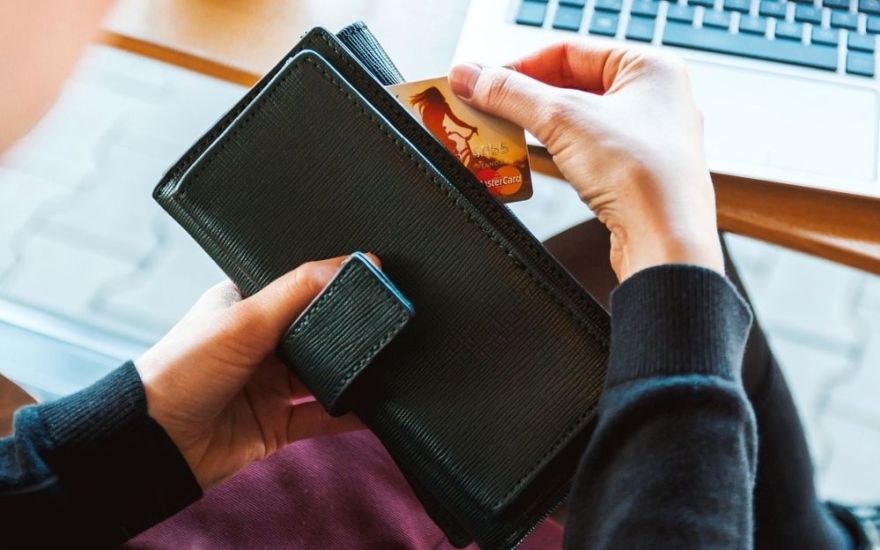 Aptauja: Arvien vairāk bērnu sāk lietot maksājumu kartes pirms 10 gadu vecuma