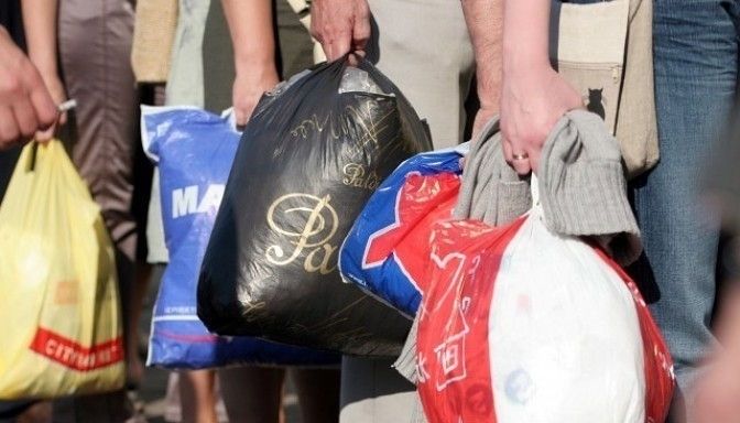 Aptauja Inčukalnā: Vai tas, ka plastmasas maisiņi vairs nebūs pieejami bez maksas, mazinās to patēriņu?