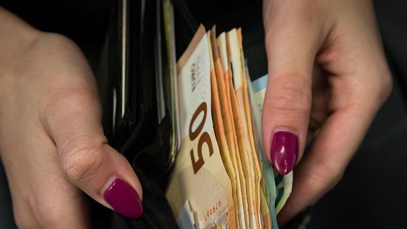 Aptauja: katrs piektais strādājošais Latvijas iedzīvotājs jau ir saņēmis vai drīz saņems algas pielikumu inflācijas dēļ