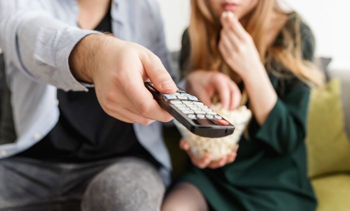 Aptauja: Latvijā 51% ģimeņu televīzijas pārraides kopā vairs neskatās