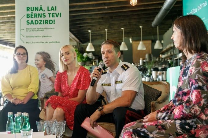 Aptauja: Latvijā vecākus visvairāk uztrauc svešinieku radīti apdraudējumi bērniem