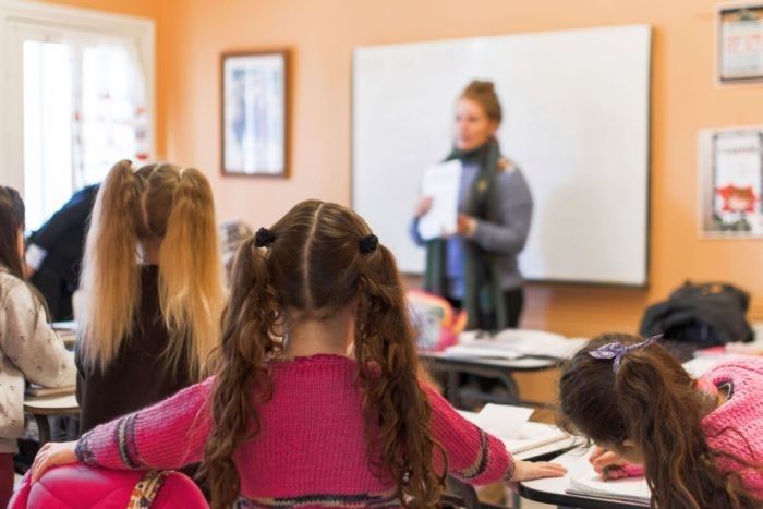 Aptauja: Latvijas sabiedrība augstu vērtē skolotājus un viņu darbu, taču kļūt par skolotāju būtu gatavi tikai 6%