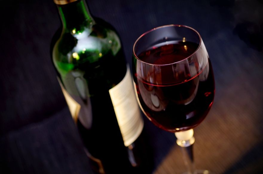 Aptauja: Pēdējo piecu gadu laikā samazinājies to cilvēku skaits, kuri ikdienā ierobežo alkohola patēriņu