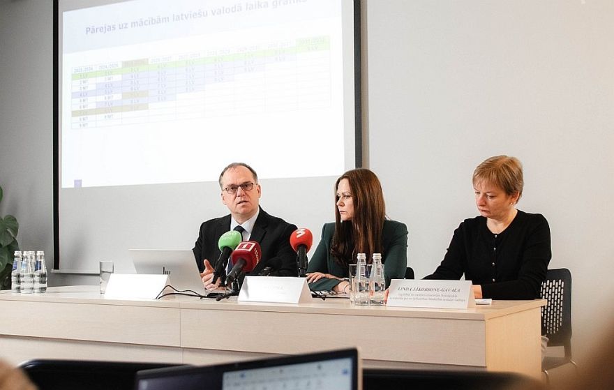 Aptauja: Piektdaļa mazākumtautību skolēnu latviešu valodu lieto tikai skolā