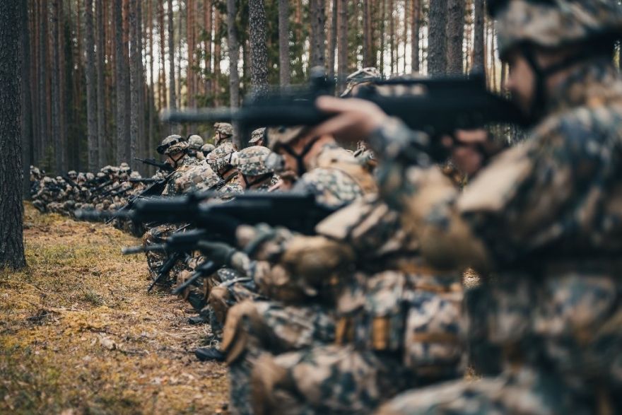 Aptauja Rīgā. Kā vērtējat ideju par obligāto militāro dienestu?