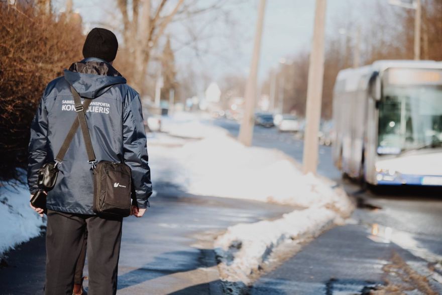 Aptauja Rīgā: Kā vērtējat to, ka kontrolieri sabiedriskajā transportā brauks neformālā apģērbā?
