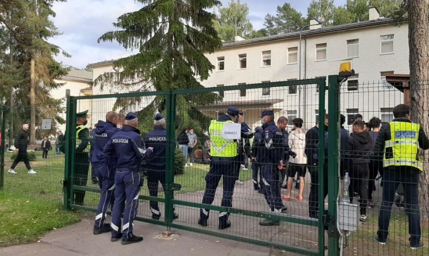 Aptauja Ropažos, Muceniekos. Kā jūtaties, dzīvojot blakus patvēruma meklētāju izmitināšanas centram?