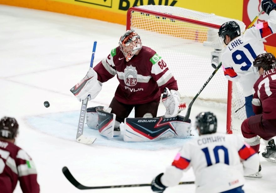 Aptauja Ropažos. Vai sekojat līdzi Latvijas izlases spēlēm hokeja čempionātā?