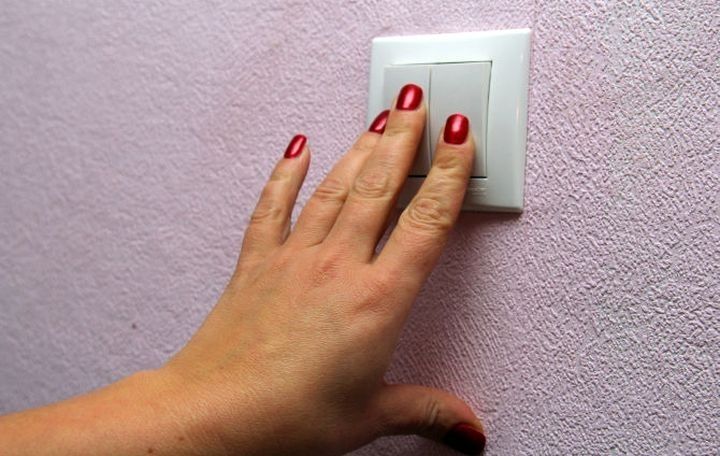 Aptauja: vairāk nekā puse iedzīvotāju ir samazinājuši elektrības patēriņu mājsaimniecībā
