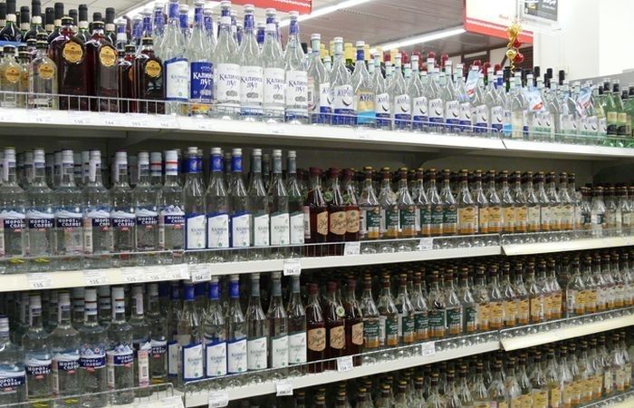 Aptauja: Vairāk nekā puse Latvijas iedzīvotāju sevi pakļauj alkohola atkarības riskam