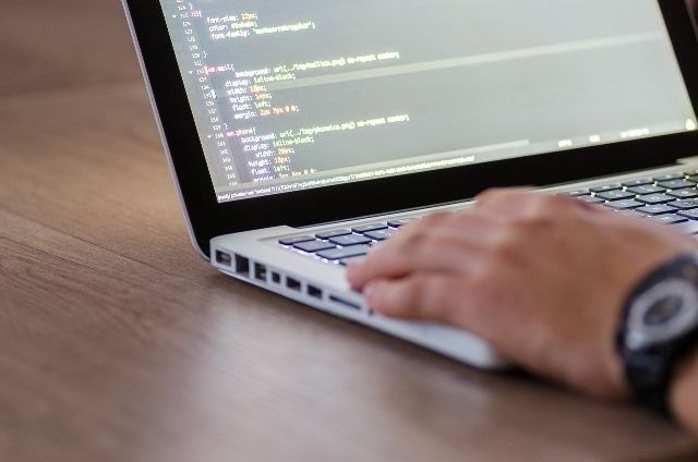 Aptauja: Vecāki redz savus bērnus studējam IT; jaunieši grib būt pavāri un sportisti