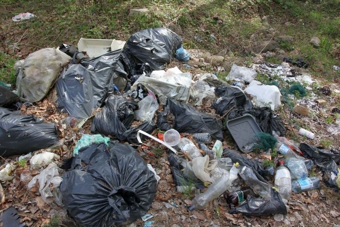 Aptauja: Vides piedrazošanu jāmazina, izvietojot vairāk atkritumu urnu, izglītojot cilvēkus un piemērojot lielākus sodus