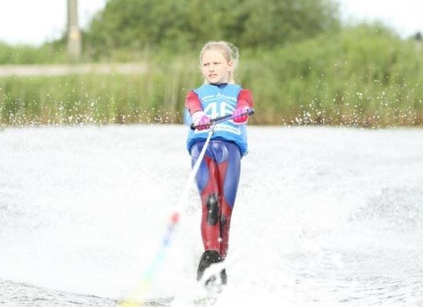 "Aquasports" ūdensslēpošanas svētki bērniem Piņķos