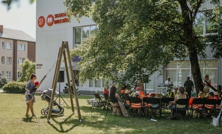 Ar aizraujošām aktivitātēm un diskusiju atvērta Siguldas novada bibliotēkas āra lasītava