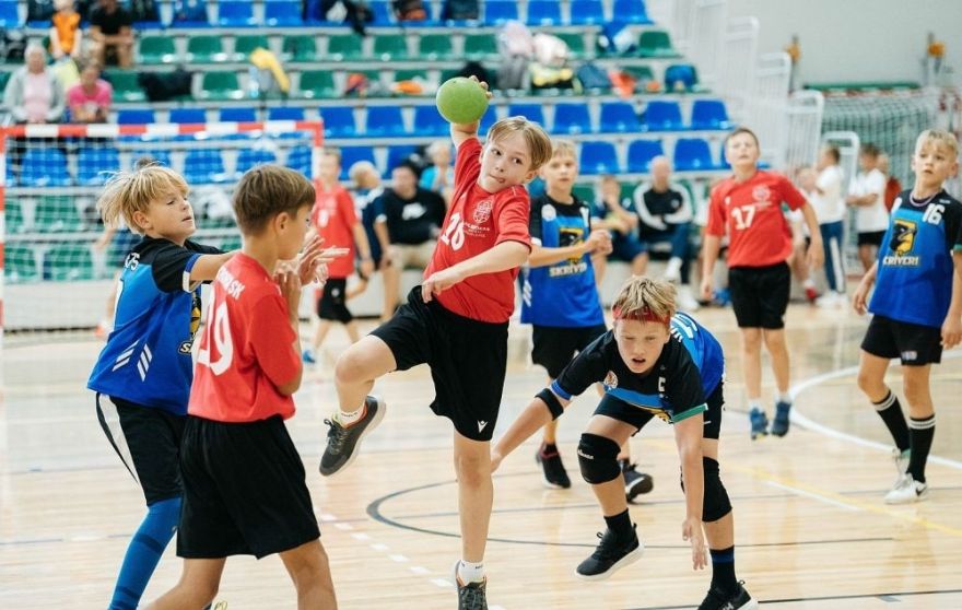 Ar aktivitātēm un veselīgiem gardumiem Salaspilī aizvadīts mini handbola festivāls