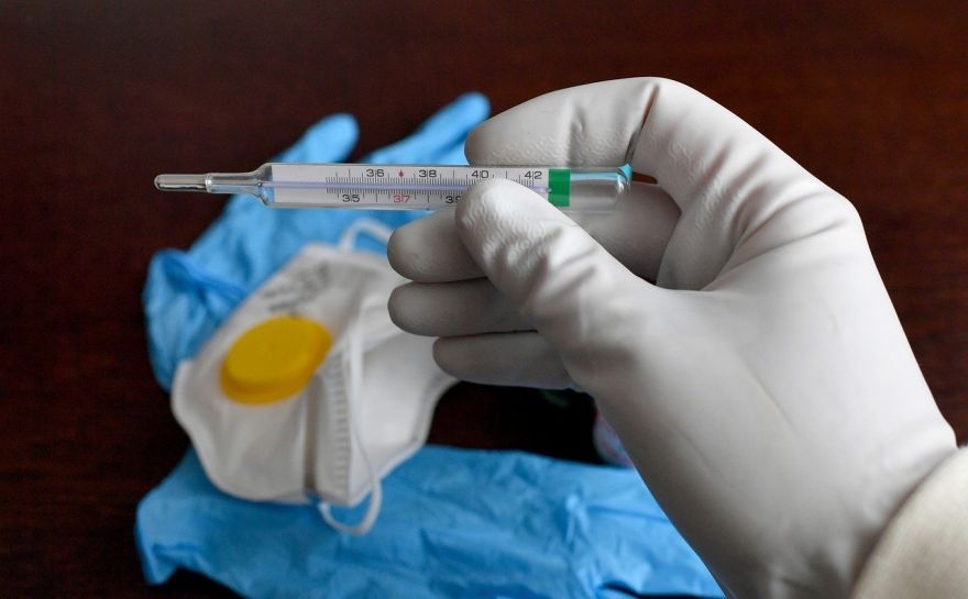 Ar Covid-19 saslimušajiem vakcinētajiem slimības lapas plāno apmaksāt jau no pirmās dienas