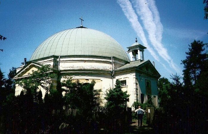Ar degmaisījuma pudelēm apmētāta Katlakalna evaņģēliski luteriskās baznīcas siena