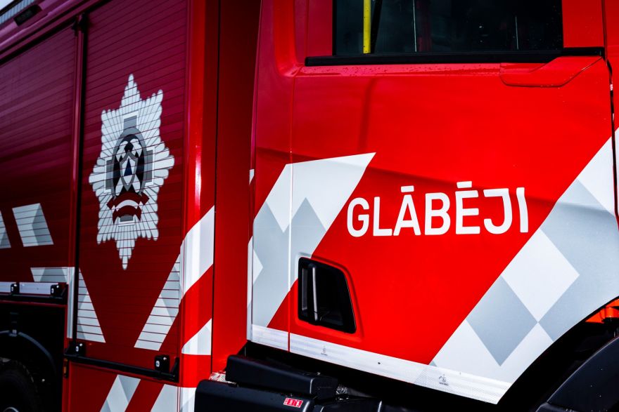Ar laivu, ūdens motociklu un dronu dodas glābt cilvēku Jūrmalā; 13 ugunsdzēsēji cīnās ar liesmām Siguldas novadā
