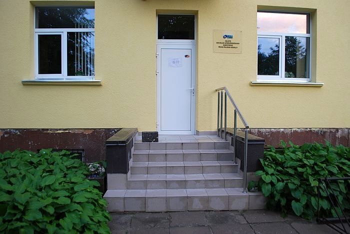 Ar ratiņkrēslu pa stāvām un šaurām kāpnēm – joprojām drūmā realitāte Siguldā