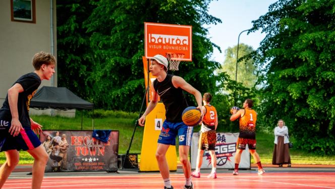 Attēls rakstam: Ar rekordlielu dalībnieku skaitu un pat "aklajiem randiņiem" programmā: Upesciemā aizvadīts vērienīgs basketbola turnīrs
