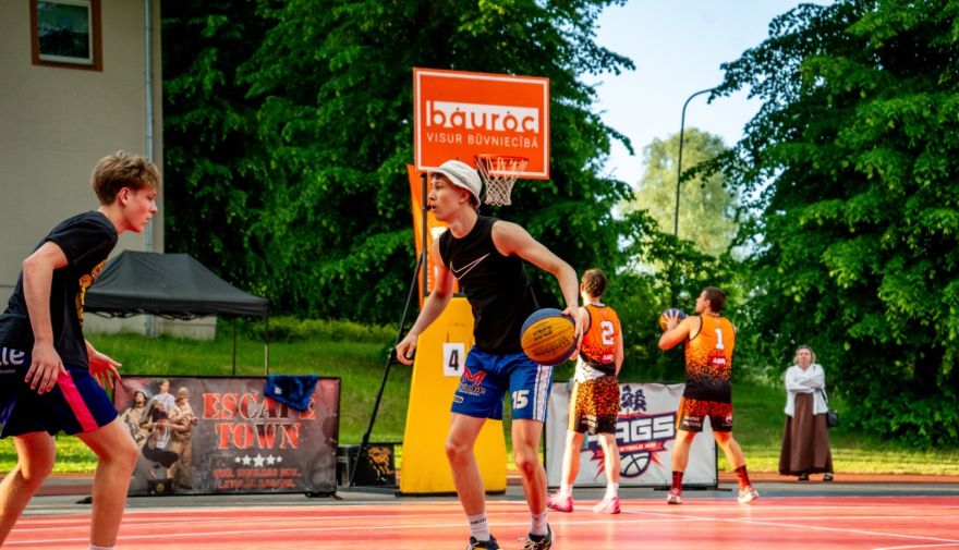 Ar rekordlielu dalībnieku skaitu un pat "aklajiem randiņiem" programmā: Upesciemā aizvadīts vērienīgs basketbola turnīrs