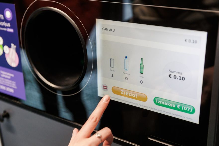 "Ar taru pret karu" – pat trīs pudeles var palīdzēt Ukrainai