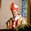 Attēls rakstam: Arhibīskaps Stankevičs Lieldienu dievkalpojumā norāda uz paškaitējuma pieaugumu bērnu un jauniešu vidū