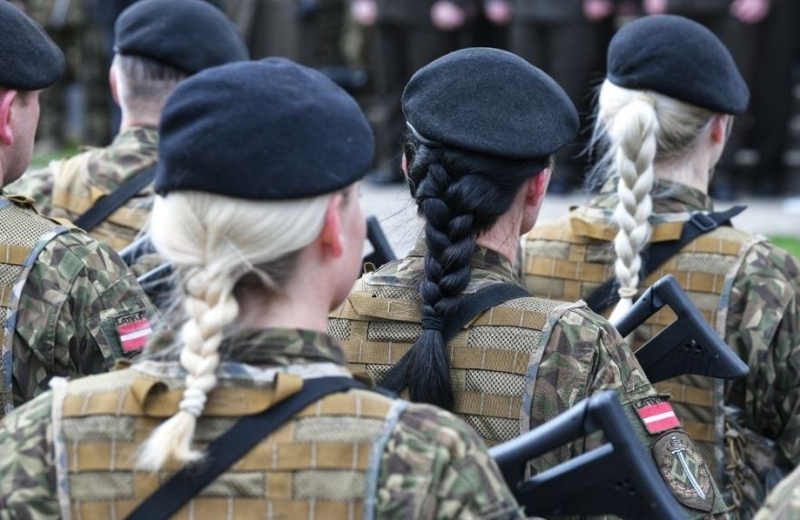 Armijā dienošas sievietes valodnieki nolemj saukt nevis par kareivēm, bet karavīrēm