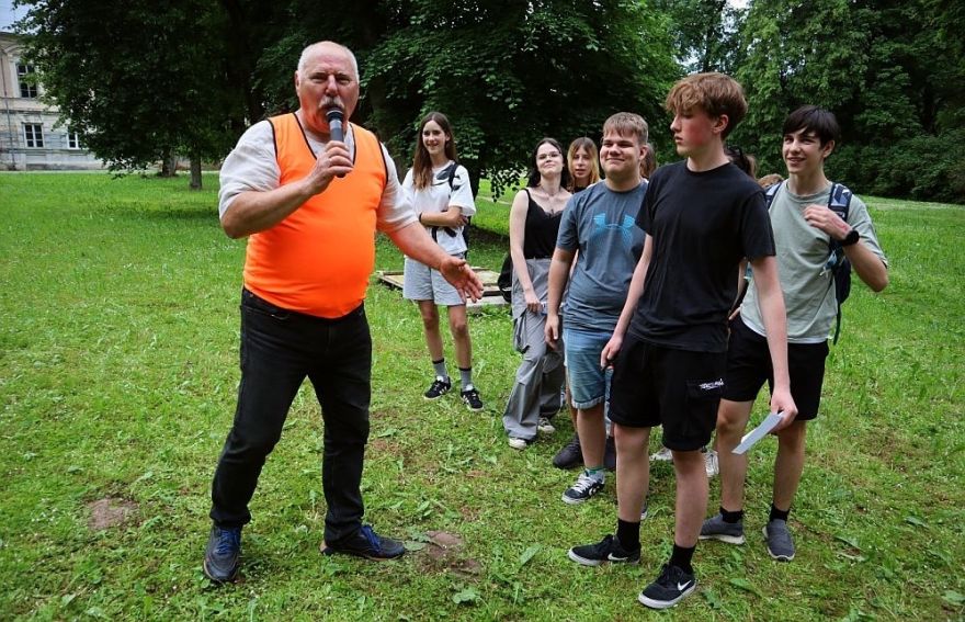 Arnolds Brūders bauda dzīvi pats un rada tādu iespēju arī citiem