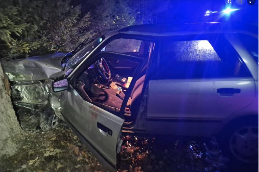Asiņojošu seju pamet avārijas vietu. Ropažu novadā avārijā cieš nepilngadīgs šoferis