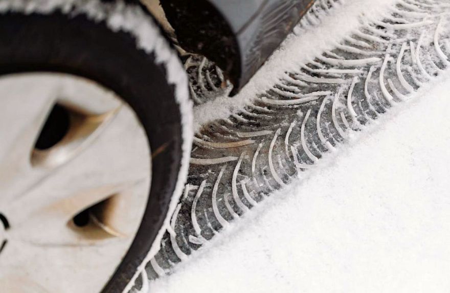 Astoņiem procentiem transportlīdzekļu konstatē minimālo pieļaujamo riepu protektora dziļumu